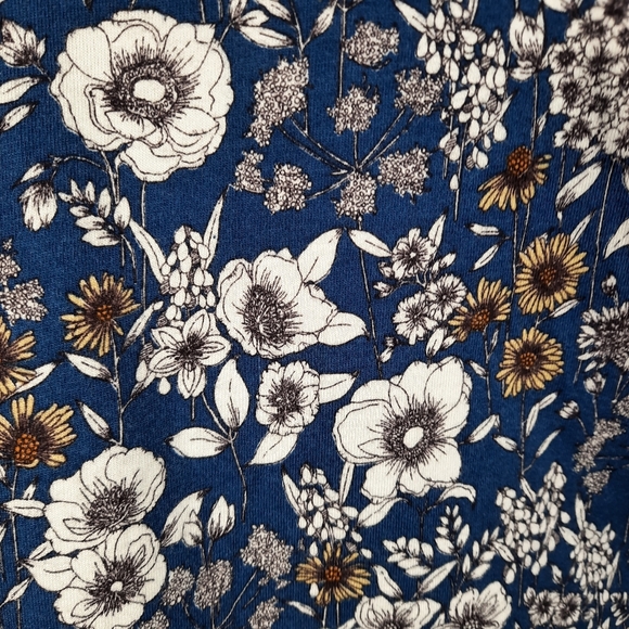 Uniqlo navy blue floral print t-shirt size xs - Picture 7 of 11